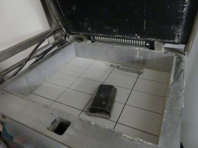 un téléphone portable posé au milieu du sol