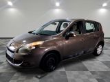 la photo d'une petite voiture garée dans un garage