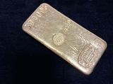 un lingot d'or posé sur une surface noire