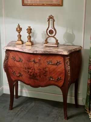 a picture of a table with a clock on top of it