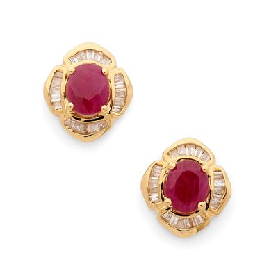 une paire de boucles d'oreilles en rubis et diamants
