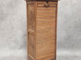 une vieille armoire en bois surmontée de volets