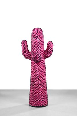 une figurine de cactus rose posée sur une table