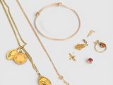 une collection de bijoux comprenant un collier, un bracelet et une bague