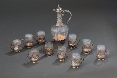 de nombreux objets en argent et en verre posés sur la table