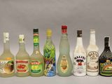de nombreux types de bouteilles d'alcool alignés sur une table