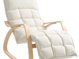 La chaise est en bois et est équipée d'un coussin blanc.