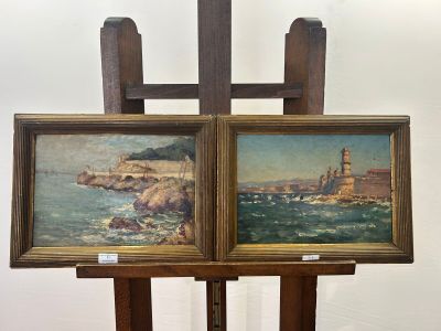 deux tableaux représentant un phare, posés sur un chevalet en bois dans une pièce
