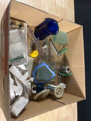 une boîte en carton posée sur une table et contenant divers objets