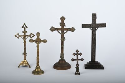 Quatre crucifix et un sceau laiton, bronze et bois. - Photo 1