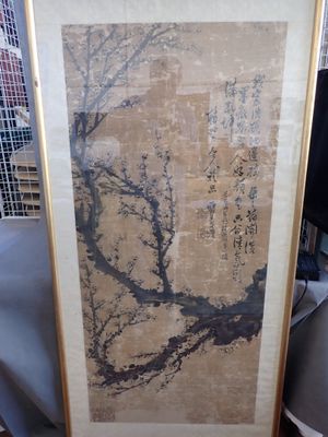 peinture chinoise sur rouleau représentant un arbre et une rivière, dans un cadre doré