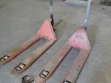 deux skis qui traînent dans le garage