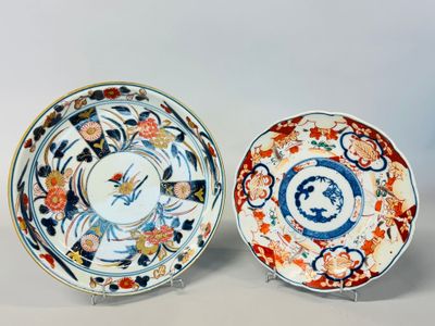 deux assiettes ornées de motifs représentant des fleurs et des oiseaux