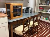 une petite cuisine avec une table et des chaises