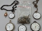 de nombreux types de montres de poche sur la table