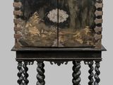 une petite table sur laquelle se trouve un miroir