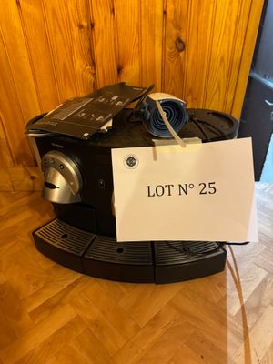une pancarte indiquant « lott n 25 » sur une machine à café