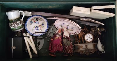 une boîte verte remplie d'objets divers et une horloge