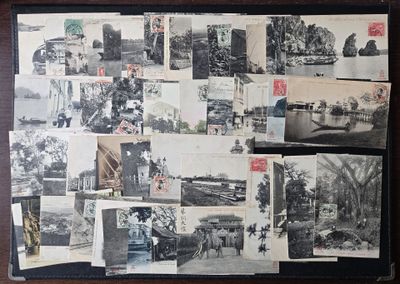 une photo représentant une collection de vieilles photos accrochées au mur