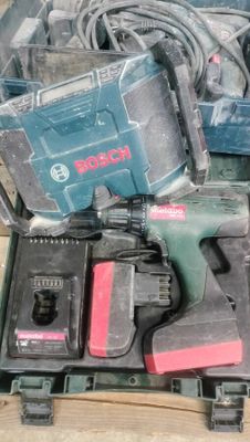 a pile of tools that are on a wooden table