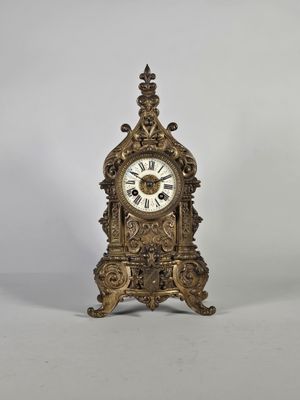une horloge en or posée sur une table