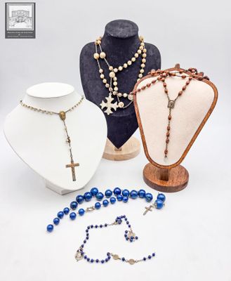 plusieurs colliers et bracelets exposés sur un support blanc