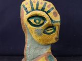 une image représentant une sculpture en argile représentant le visage d'une femme