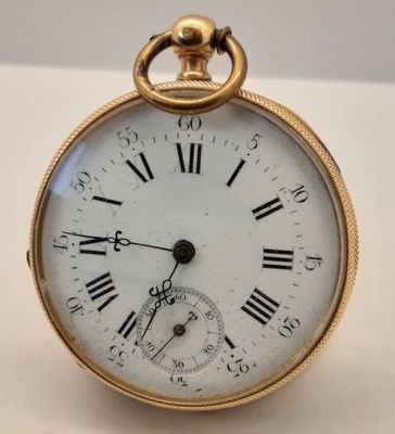 une montre de poche en or avec des chiffres romains sur le cadran