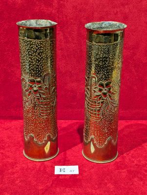Deux vases sont posés sur une surface rouge, avec un fond rouge.