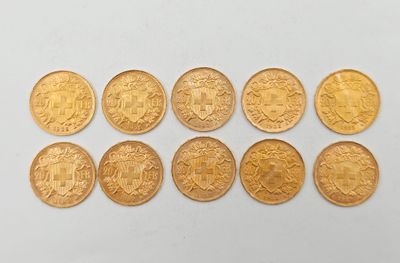 un tas de pièces d'or posé sur une surface blanche