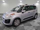 la petite voiture argentée est garée sur un carrelage à carreaux