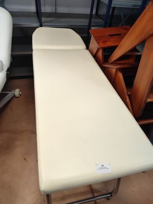 une table placée au milieu d'une pièce