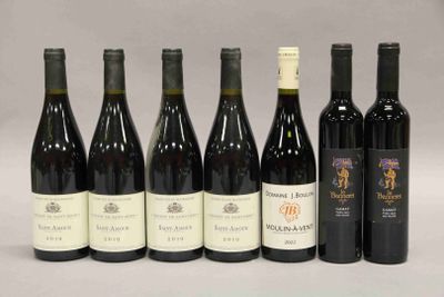 six bouteilles de vin sont alignées sur une table