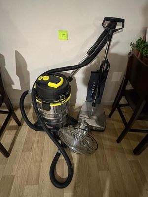un aspirateur posé sur le sol à côté d'une chaise