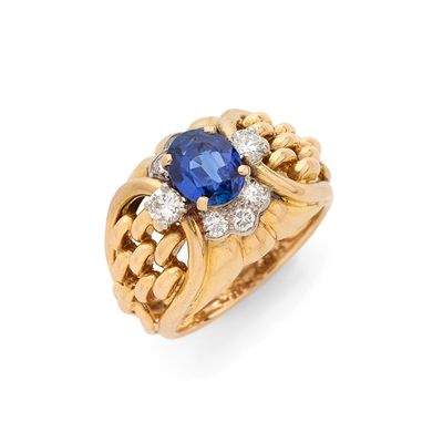 une bague en saphir et diamants, signée Van Cleef
