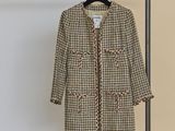 Le manteau est suspendu à un portant dans une pièce.