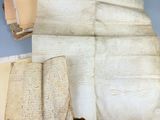 un vieux bout de papier sur lequel il y a des mots, avec un stylo à côté