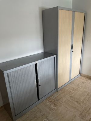 2 armoires hautes et basses métalliques à volets coulissants + 4 table