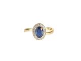 une bague en or avec un saphir bleu et des diamants
