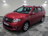 La Dacia rouge est garée dans une pièce au sol carrelé en damier.