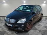 une photo d'une mercedes noire de classe b garée dans un garage