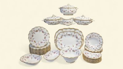 de nombreux types de plats et de bols différents sur la table