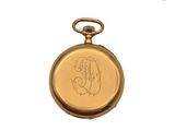 une image représentant une montre de poche en or avec un monogramme sur le cadran
