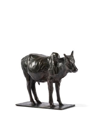 une statue représentant une vache posée sur un socle