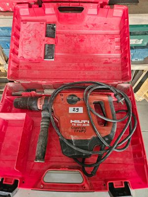 une boîte à outils rouge contenant une perceuse