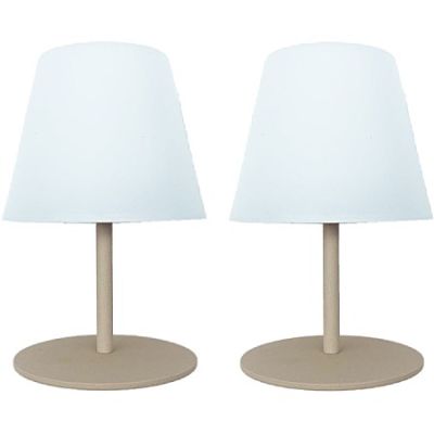 une paire de lampes blanches avec des pieds en bois sur fond blanc