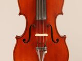gros plan d'un violon sur fond blanc