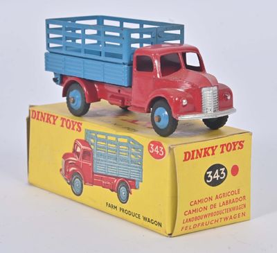 un camion jouet posé sur une boîte