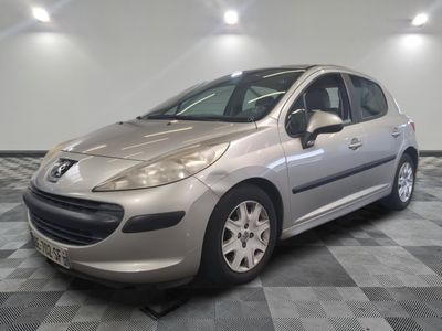 la voiture argentée est garée dans le garage sur le sol en damier
