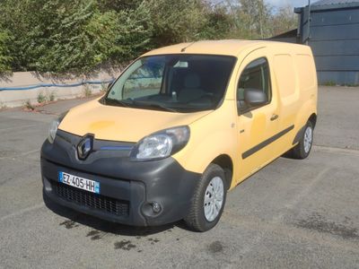 une camionnette jaune garée dans un parking